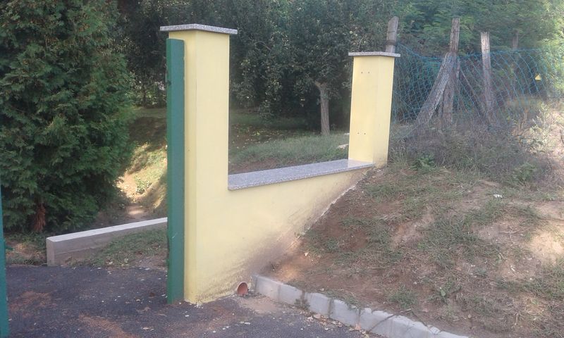 Kerítés és kéménytetők - Balázsgránit